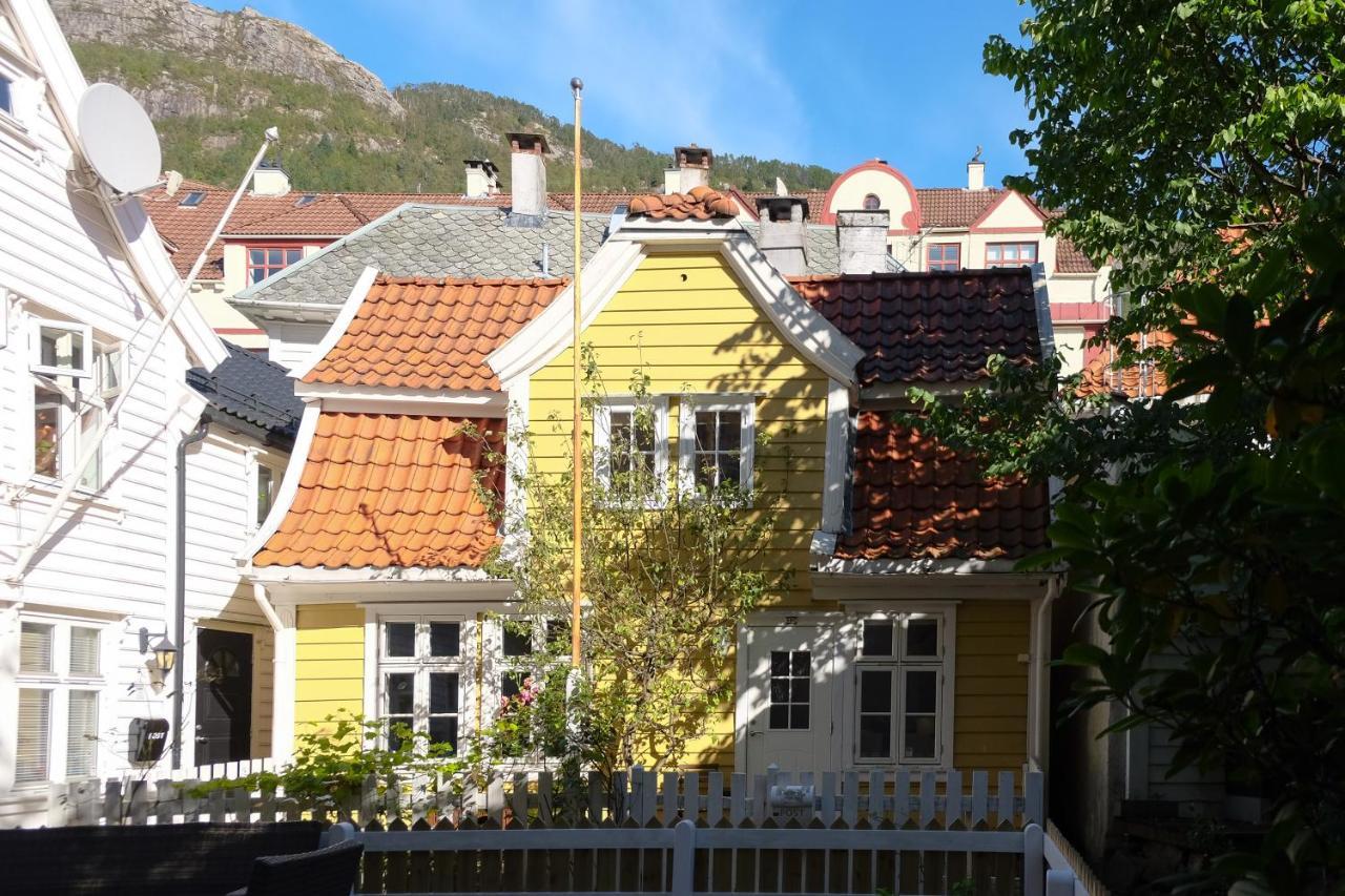 Апартаменты Charming Bergen House, Rare Historic House From 1779, Whole House Экстерьер фото