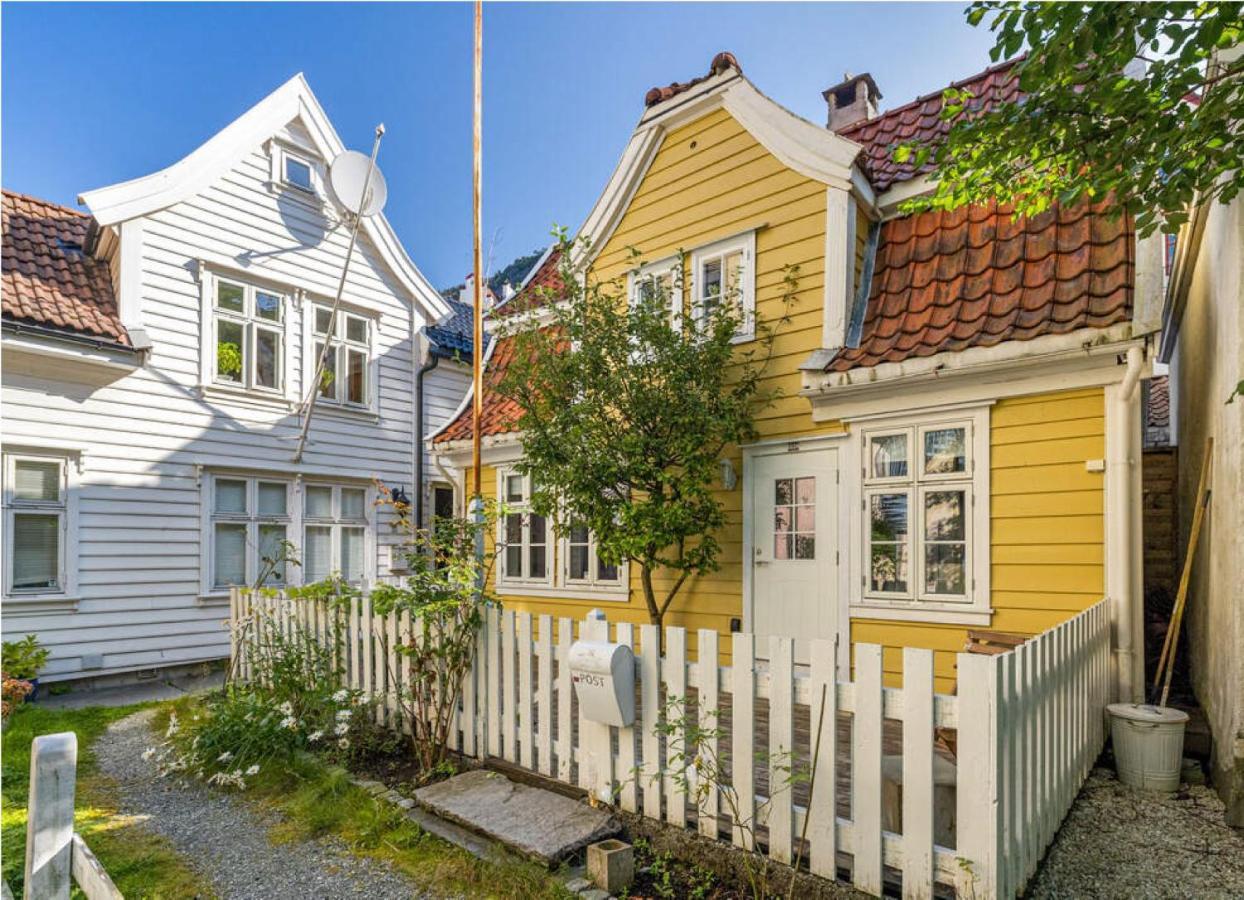 Апартаменты Charming Bergen House, Rare Historic House From 1779, Whole House Экстерьер фото